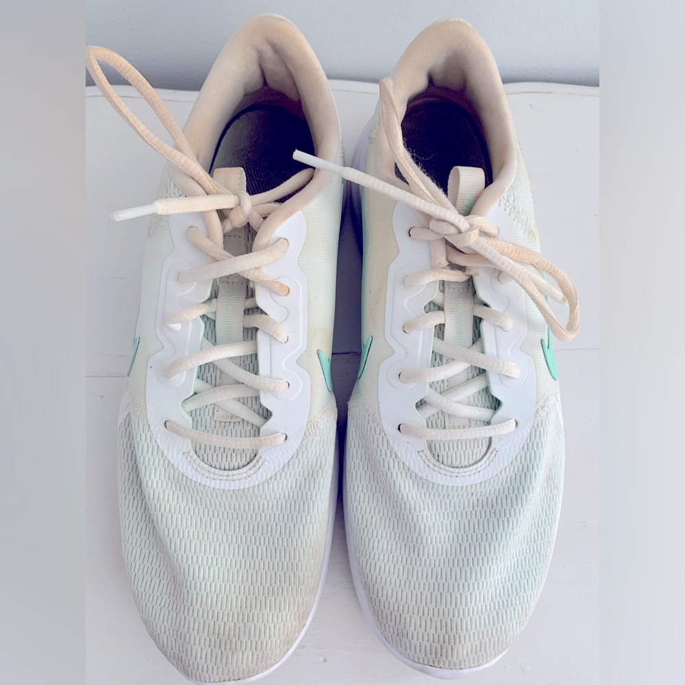🌸Women’s Nike Running Shoes - Picture 3 of 5